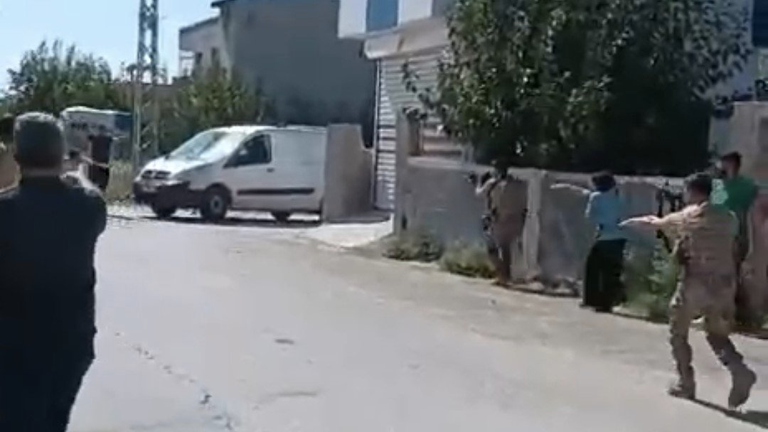 Adana’da iki grup arasındaki taşlı ve sopalı kavgayı polis engelledi