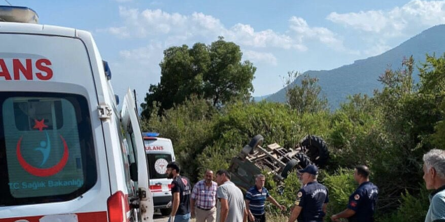 Adana’da traktör devrildi: 1’i ağır 2 yaralı