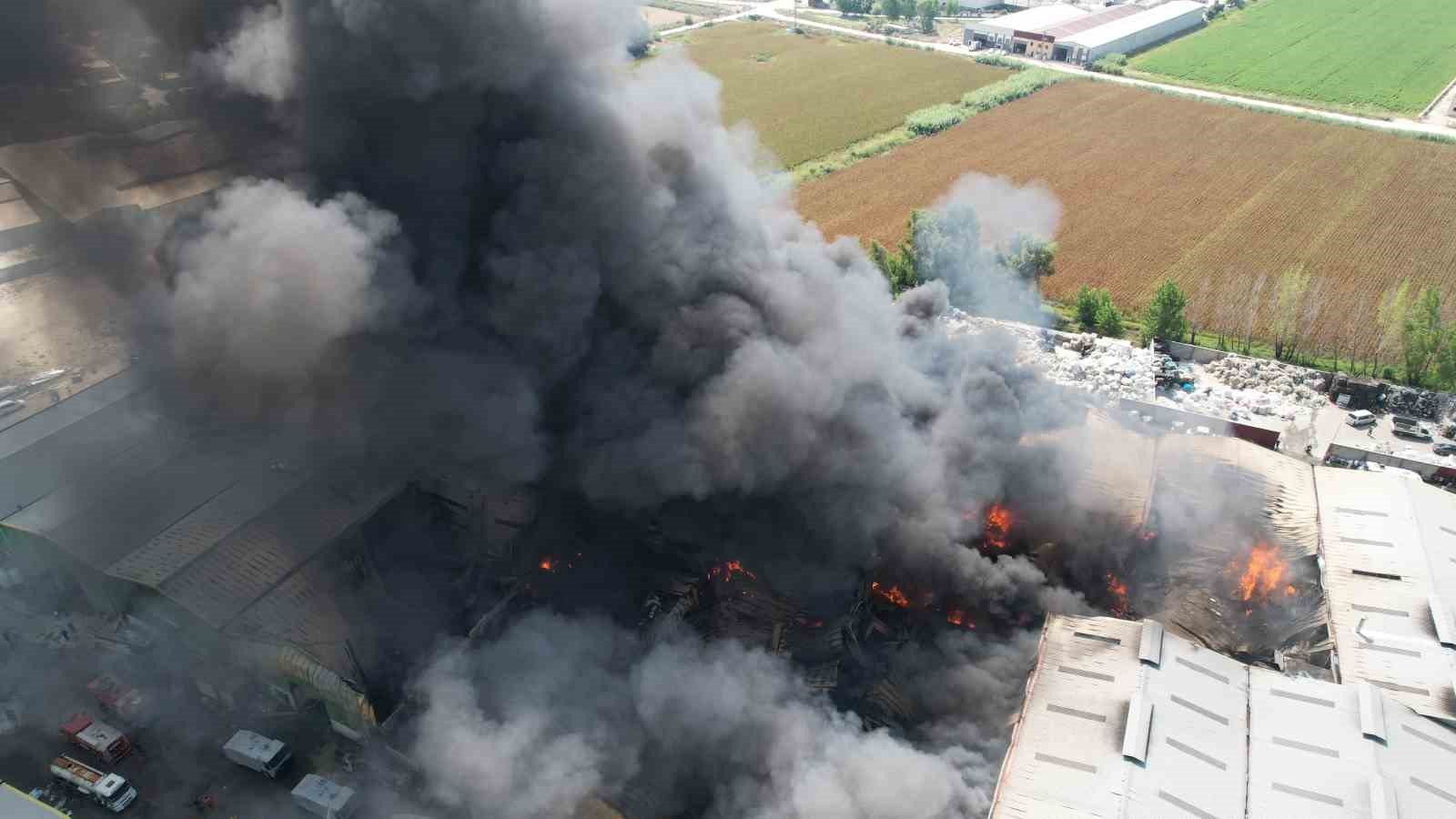 Adana’daki 18 fabrikaya sıçrayan yangın havadan görüntülendi