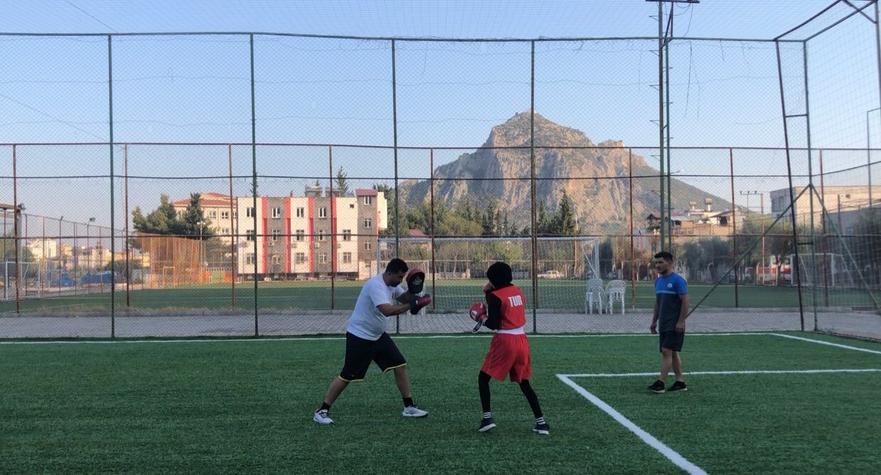 Kozanlı şampiyon boksör Azra Nur Çetin Avrupa yolcusu