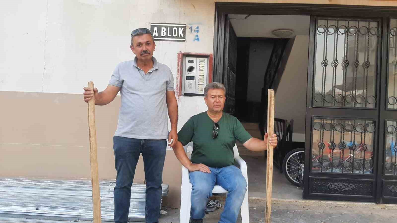 Adana'da apartman sakinleri sopayla nöbet tutmaya başladı