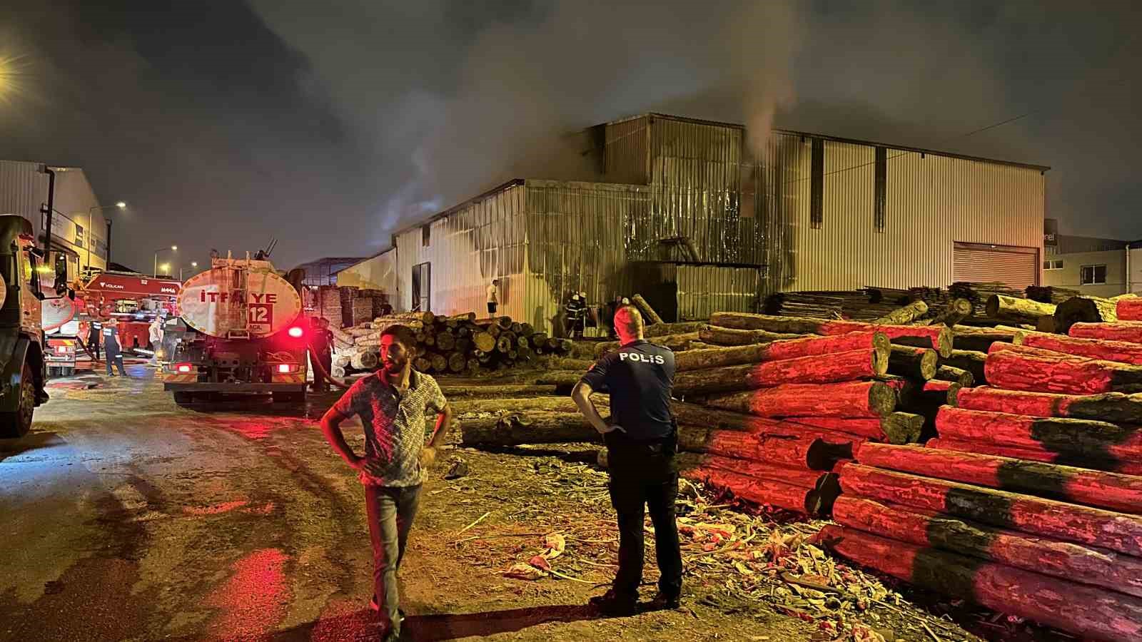Adana’da kereste imalathanesi yandı