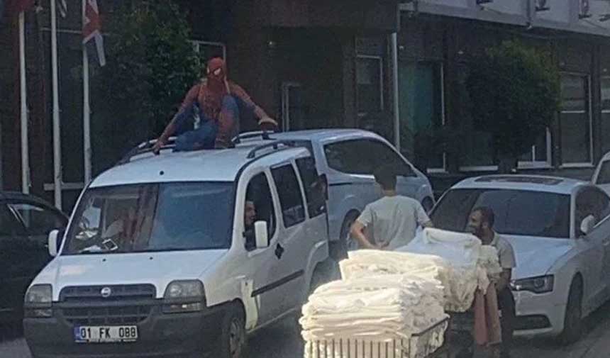 Adana'nın "örümcek adam"ı aracın tavanında yolculuk yaptı, araç trafikten men edildi