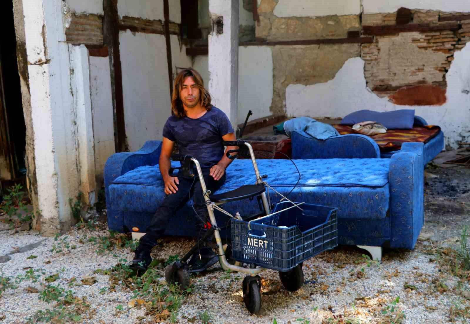 Adana'da kirayı 3 kat artıran ev sahibi engelli kiracısını eşyalarıyla sokağa attı