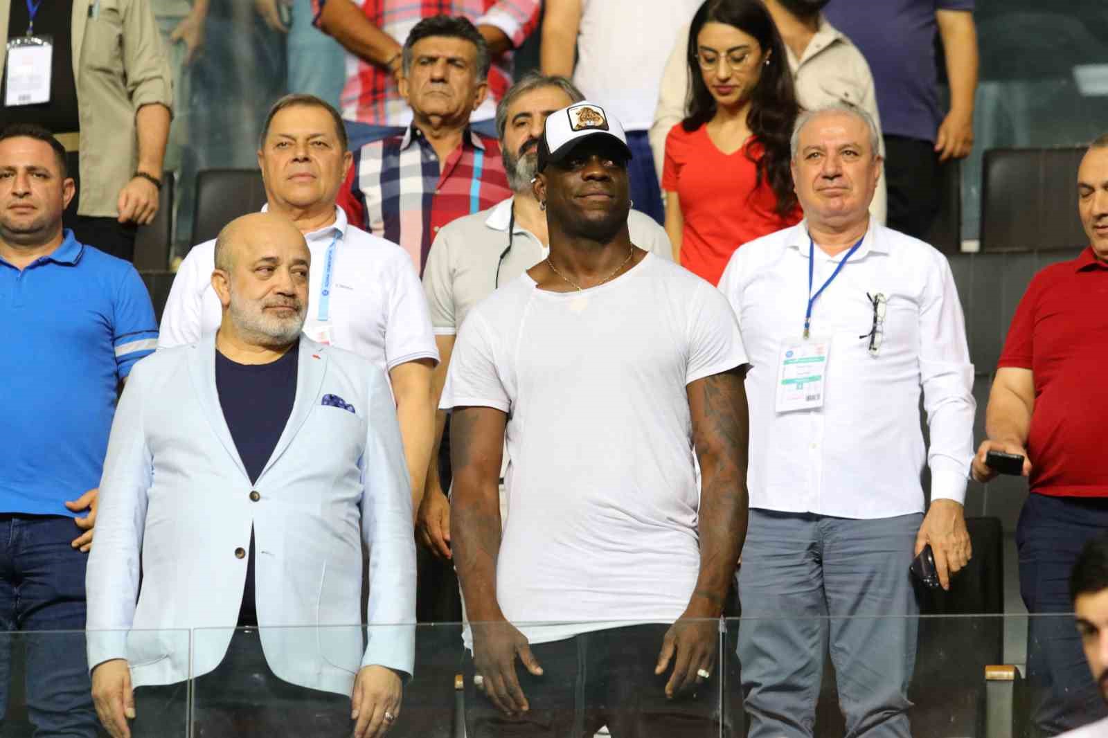 İmza sonrasında Adana'ya gelen Balotelli maçı tribünden izledi