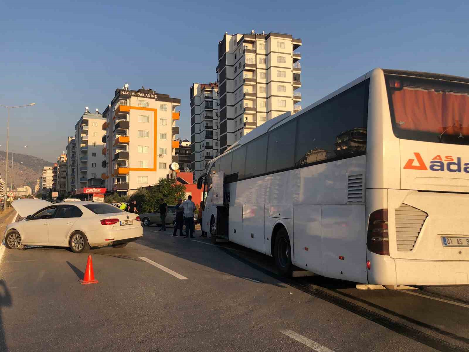 Adana’da otomobil yolcu otobüsü ile çarpıştı: 1 yaralı
