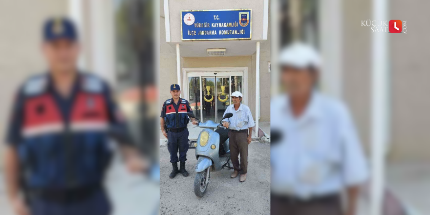 Adana’da jandarma ekipleri çalınan motosikleti sahibine teslim etti