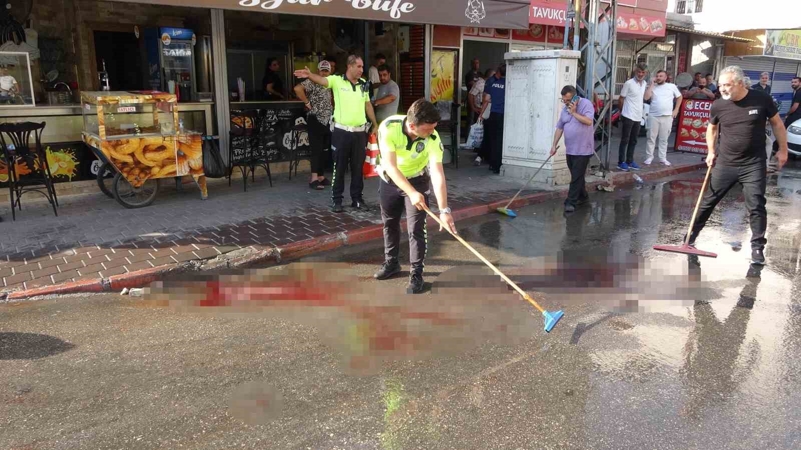 Polis kan gölüne dönen yolu temizledi: Adana'da boşanma aşamasındaki erkek başından vuruldu