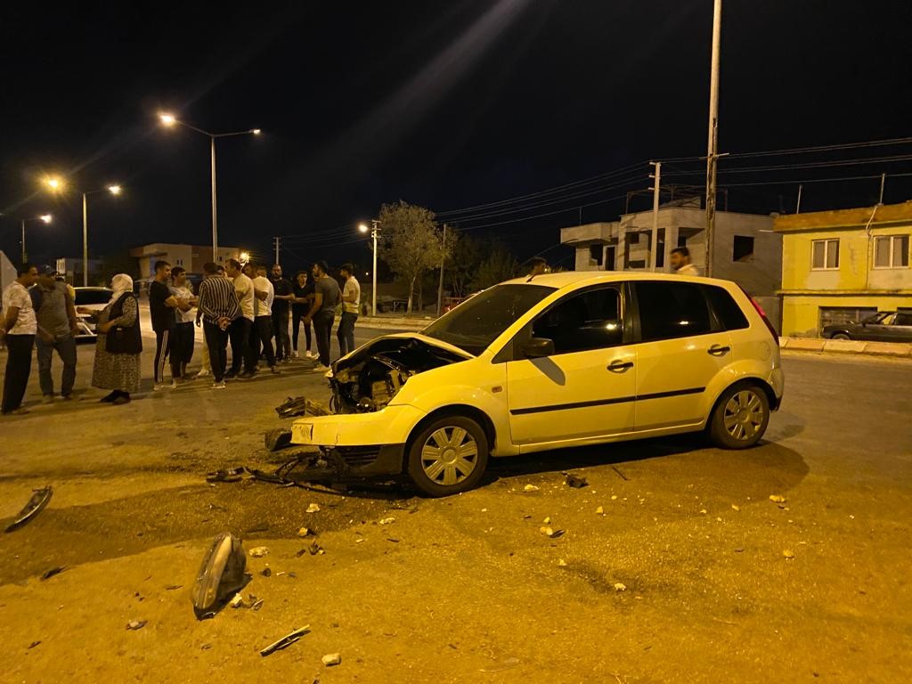 Ceyhan’da otomobil motosikletle çarpıştı: 2 yaralı