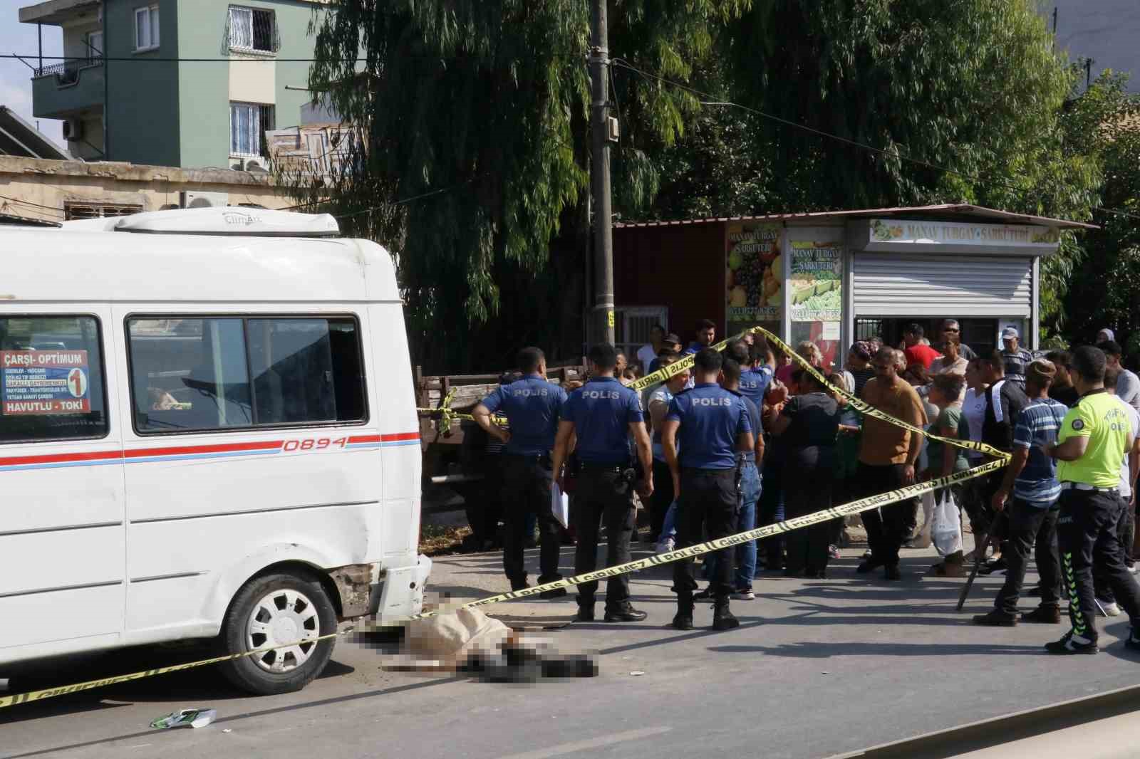 Motosiklet sürücüsü önce yayaya sonra minibüse çarptı: 1 ölü, 1 yaralı