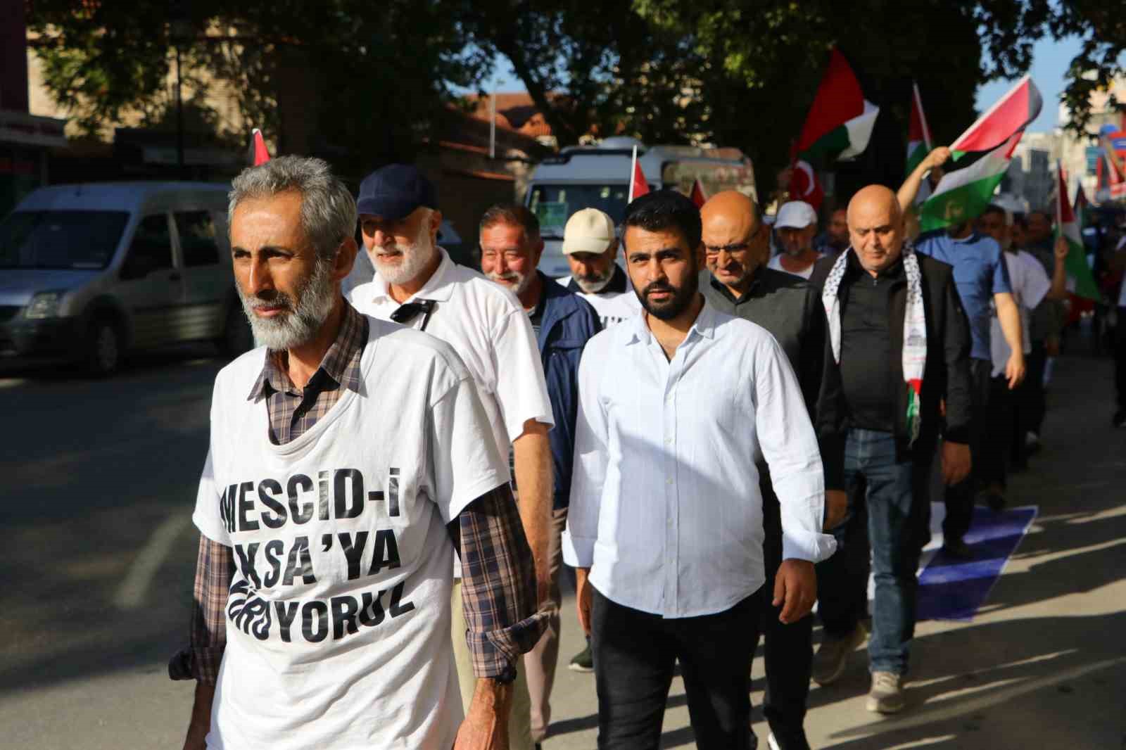 Filistin’e yürüyen grup bir gece dinlendiği Adana’dan Hatay’a hareket etti