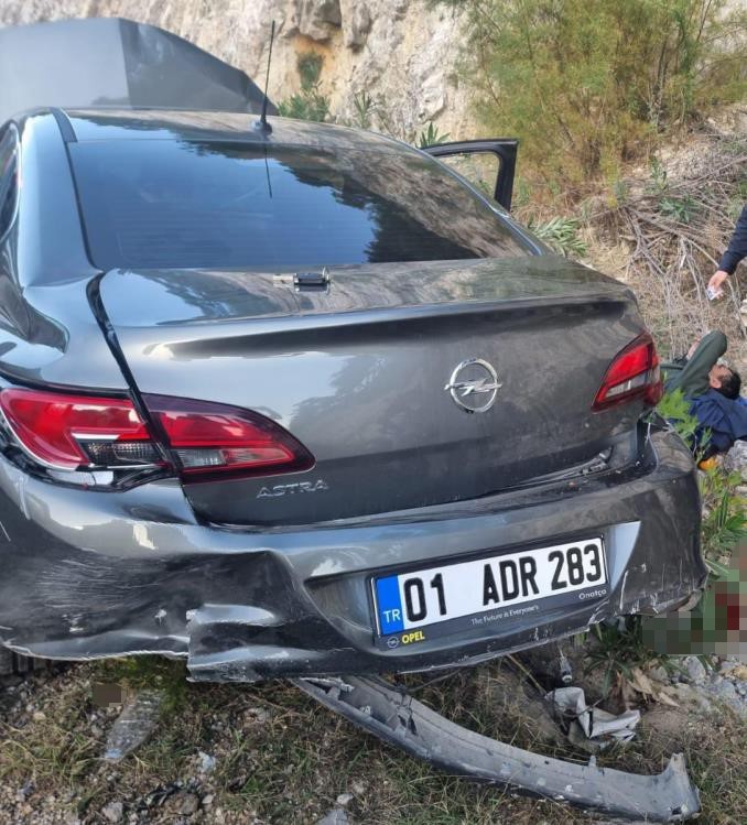 Adana’da otomobil şarampole devrildi: 3 yaralı