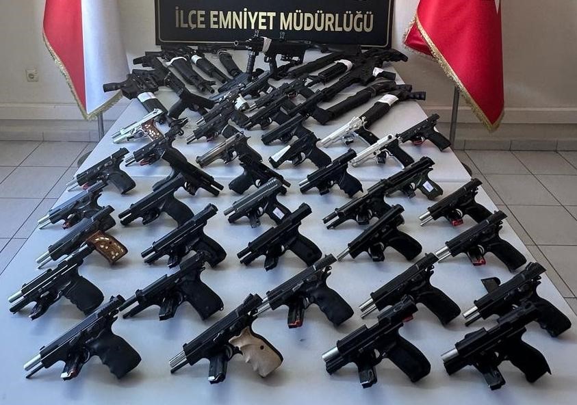 Adana’da ruhsatsız silah yakalatan 15 kişi tutuklandı