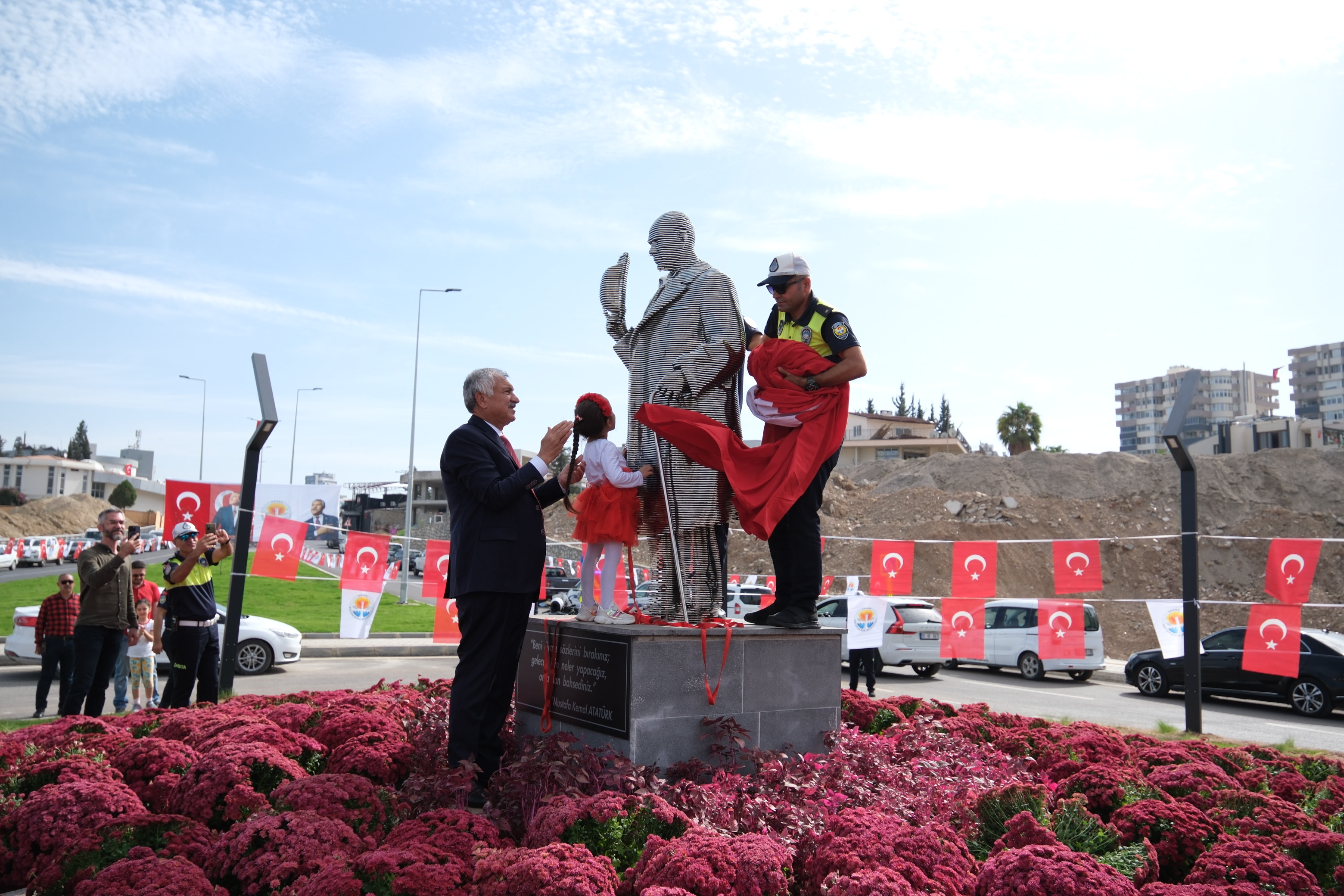 29 Ekim Cumhuriyet Bayramı'nda Atatürk Anıtı açıldı