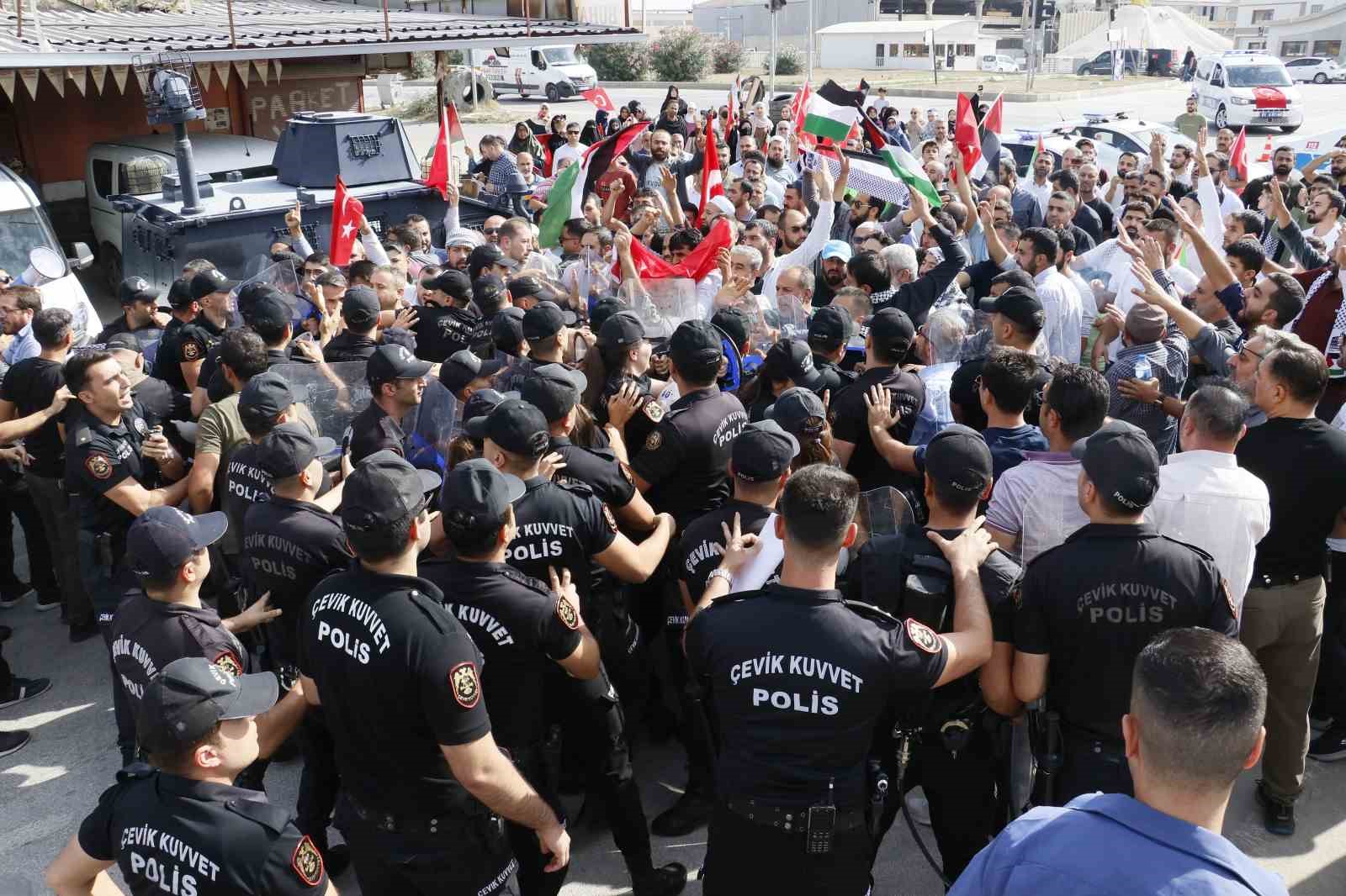 İncirlik'te gergin anlar: Gaziantep'ten gelen grup İncirlik’e girmeye çalıştı