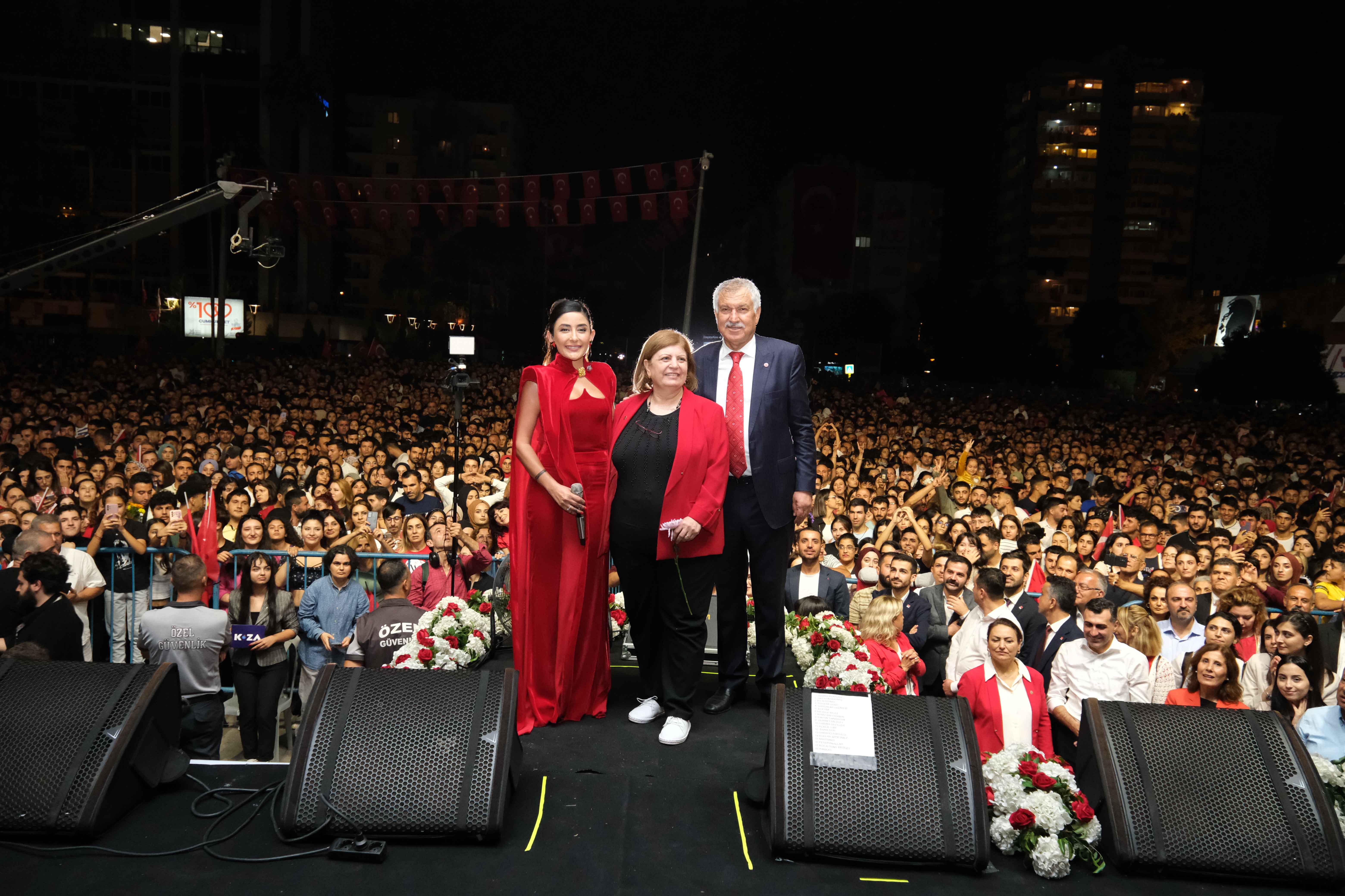 Adana sel oldu aktı, 100 bin Adanalı, 100. Kuruluş Yılı'nda Cumhuriyet'e sahip çıktı