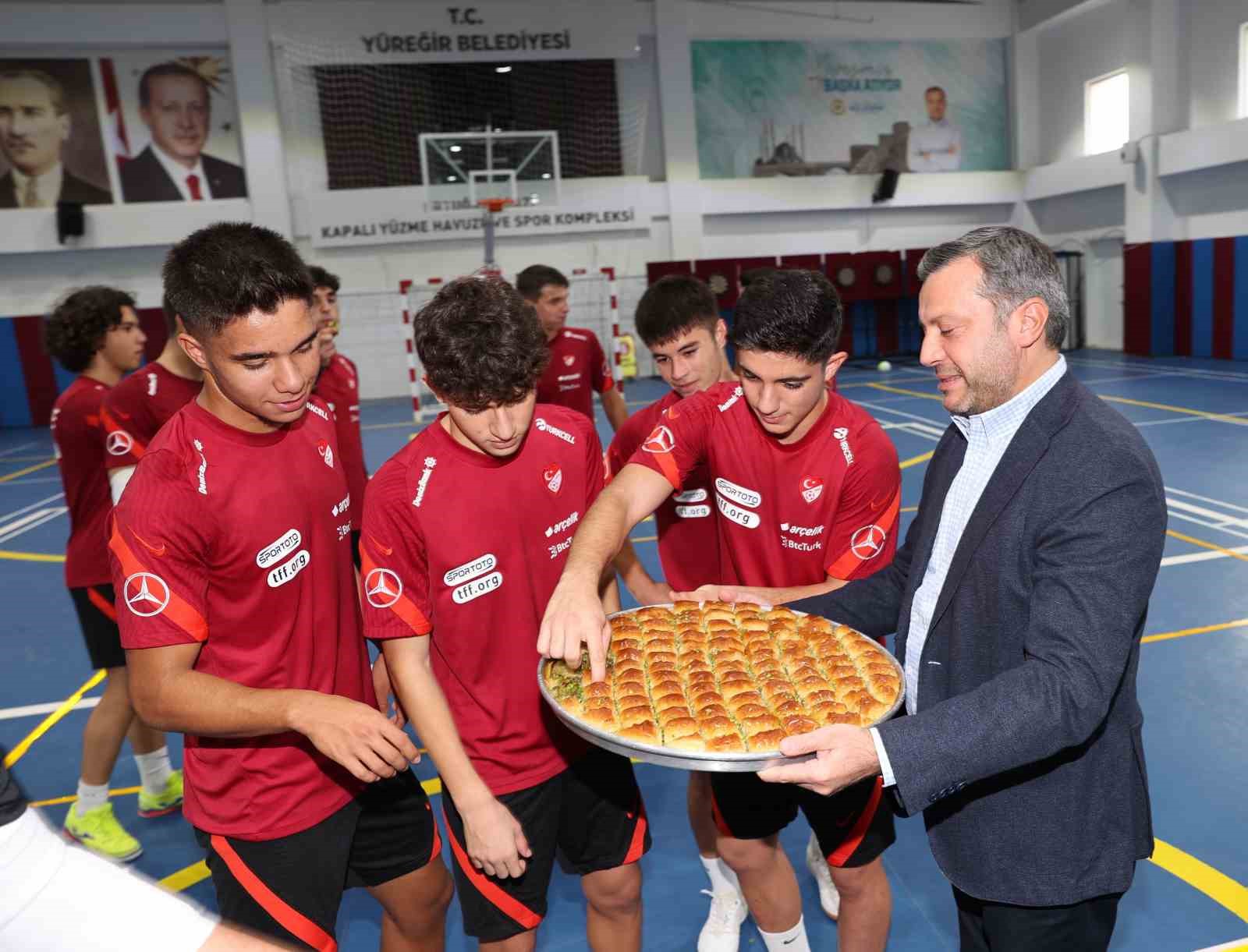 Kocaispir'den Futsal U19 Milli Takımı'nın Adana kampına ziyaret