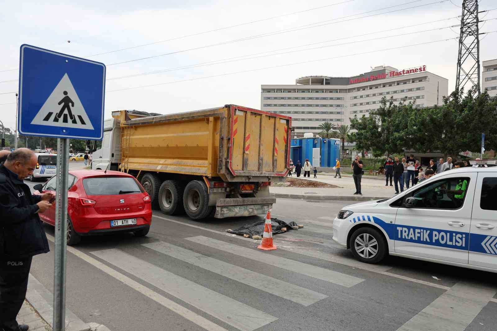 Adana'da yolun karşısına geçerken kamyonun çarptığı yaşlı adam hayatını kaybetti