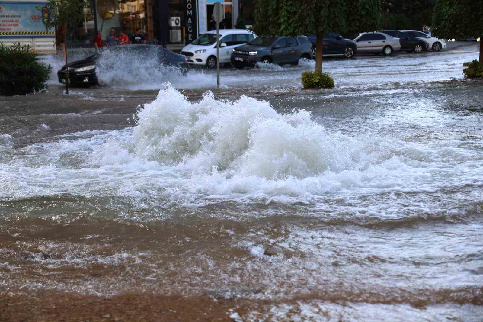 Adana'nın işlek bulvarında su borusu patladı, yollar nehre döndü