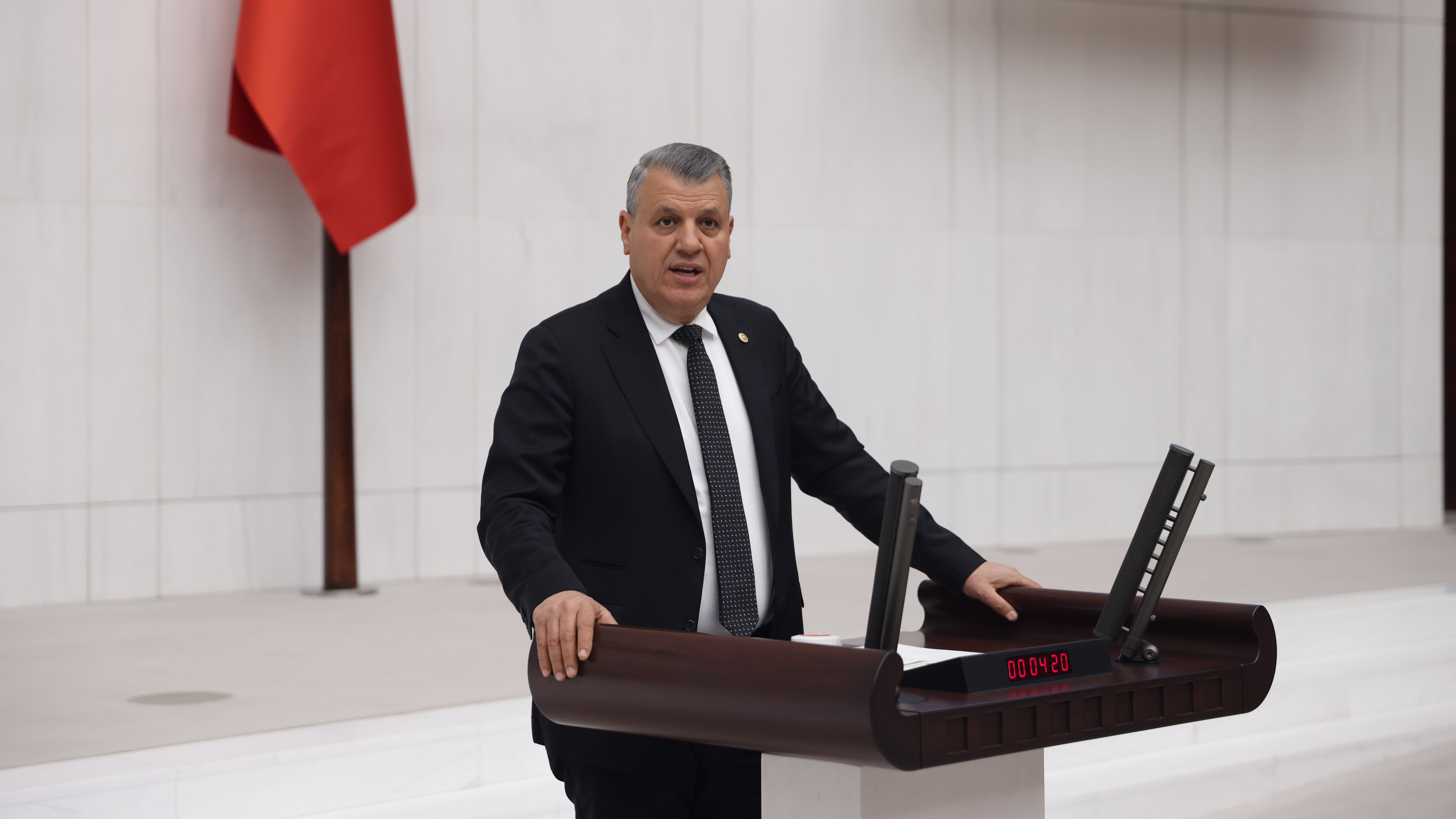 "Adana'da binlerce öğrenci okul yapılmasını bekliyor"