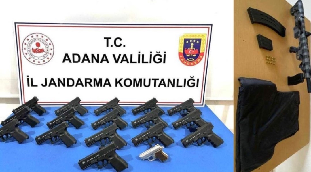 Adana’da bir otomobilde ruhsatsız 17 tabanca ele geçirildi
