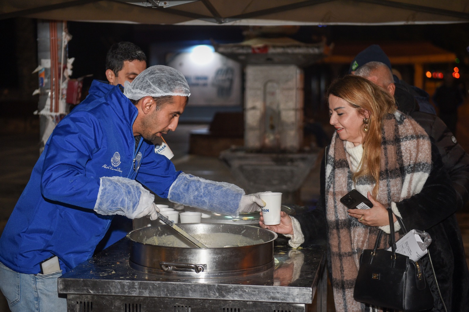 Seyhan'da sabah çorbası Başkan Akay'dan