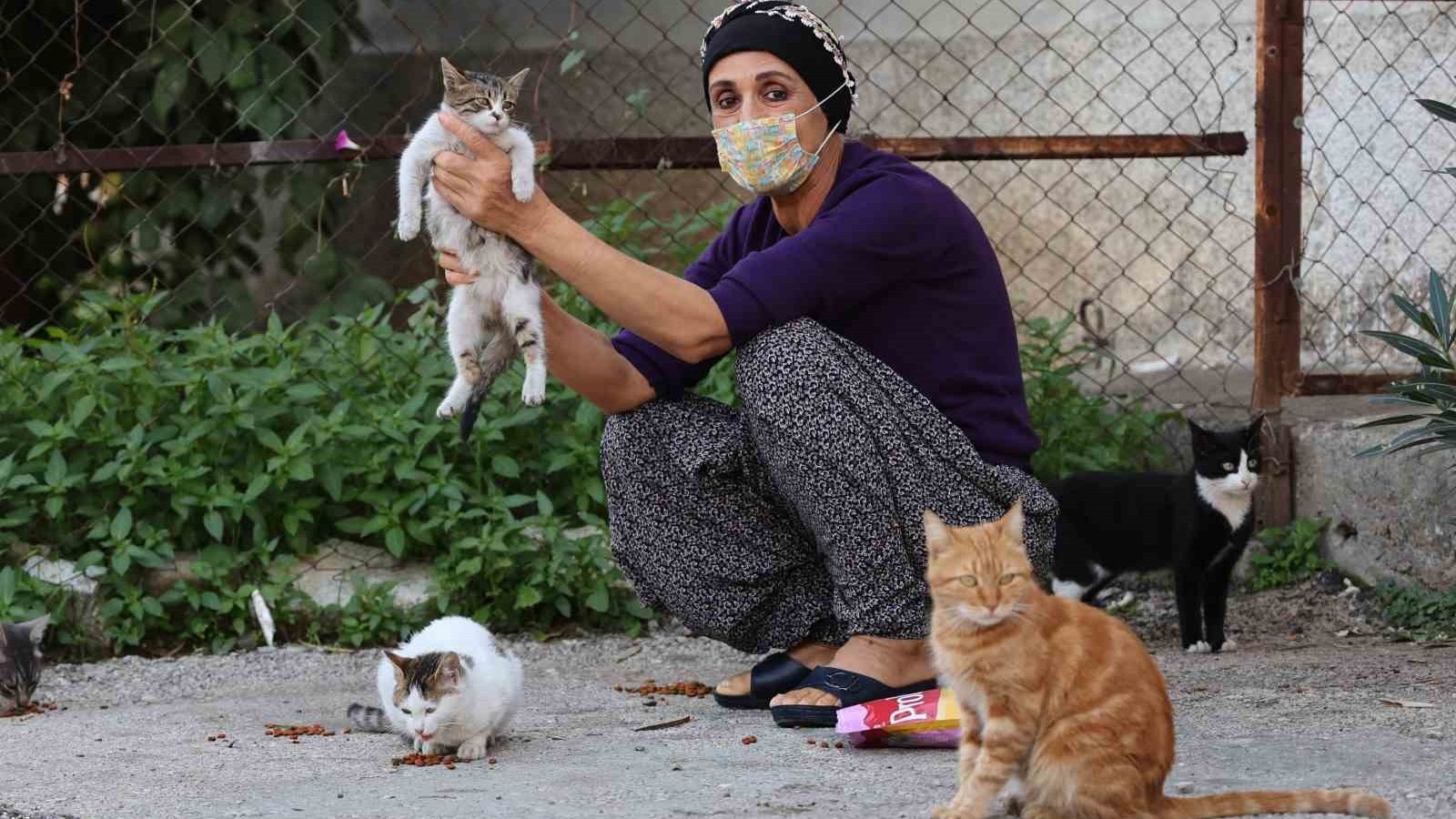 Kanser hastası kadın hayata hayvanlarla tutunuyor