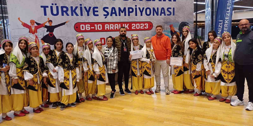 Seyhan’ın halk oyunları ekibi Türkiye 3’üncüsü oldu