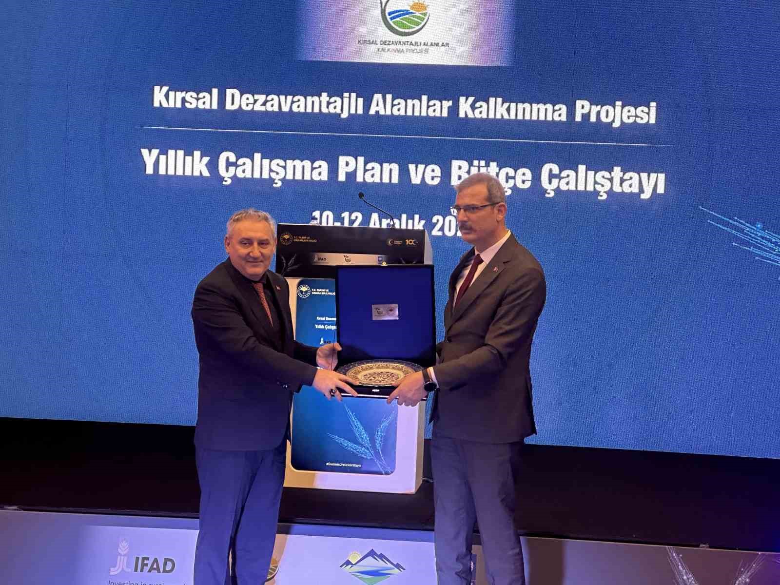Adana’ya tarımsal alanda en fazla faaliyet yapan il ödülü