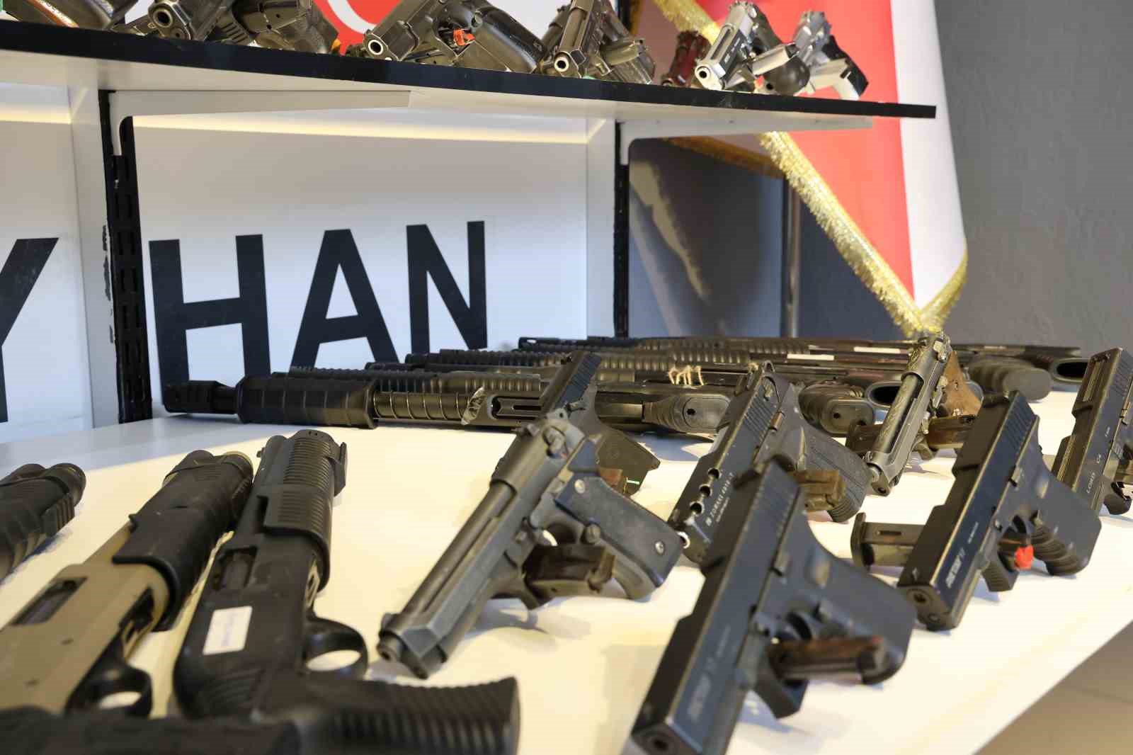 Hafif makineli tüfekle ev kurşunlayan şüpheli Seyhan polisinden kaçamadı
