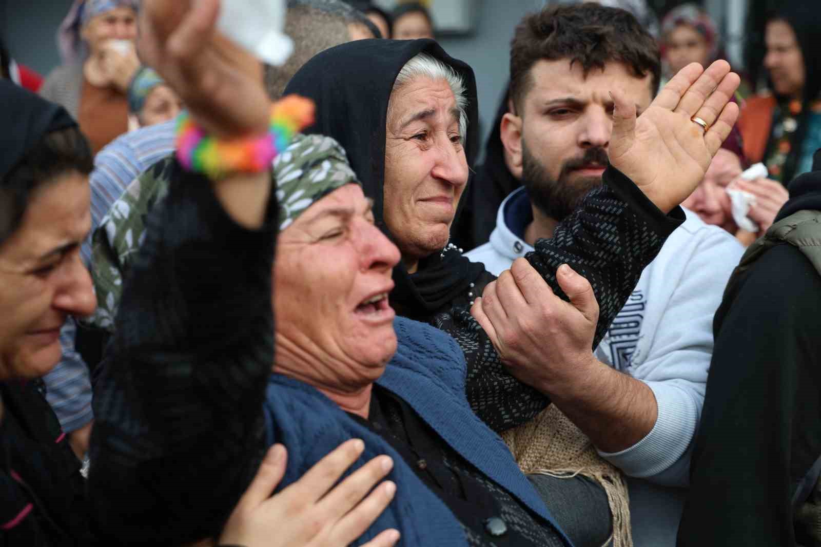 Elektrikli soba faciasında hayatını kaybeden anne, baba ve ikiz çocukları toprağa verildi