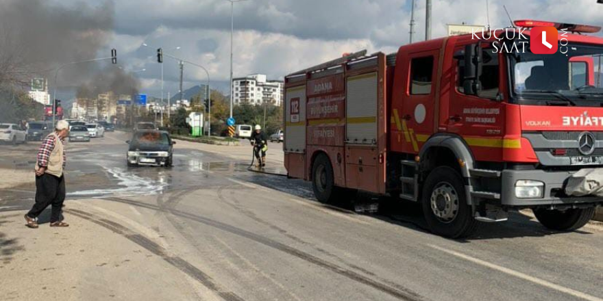 Adana’da bir haftada 2. Tofaş yandı: Yolun ortasında alevlere teslim oldu