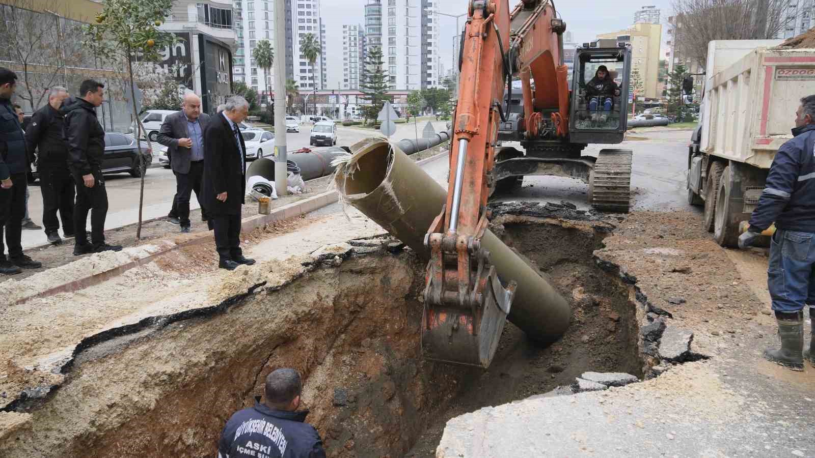 Hilmi Kürklü Bulvarı’nda 2 km’lik su hattı yenilendi