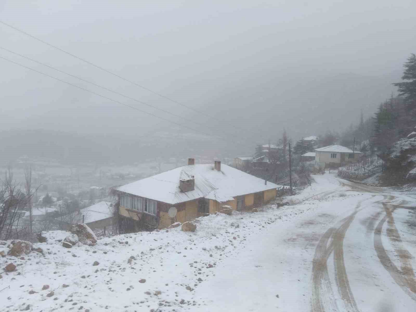 Adana’nın kuzey ilçeleri beyaza büründü