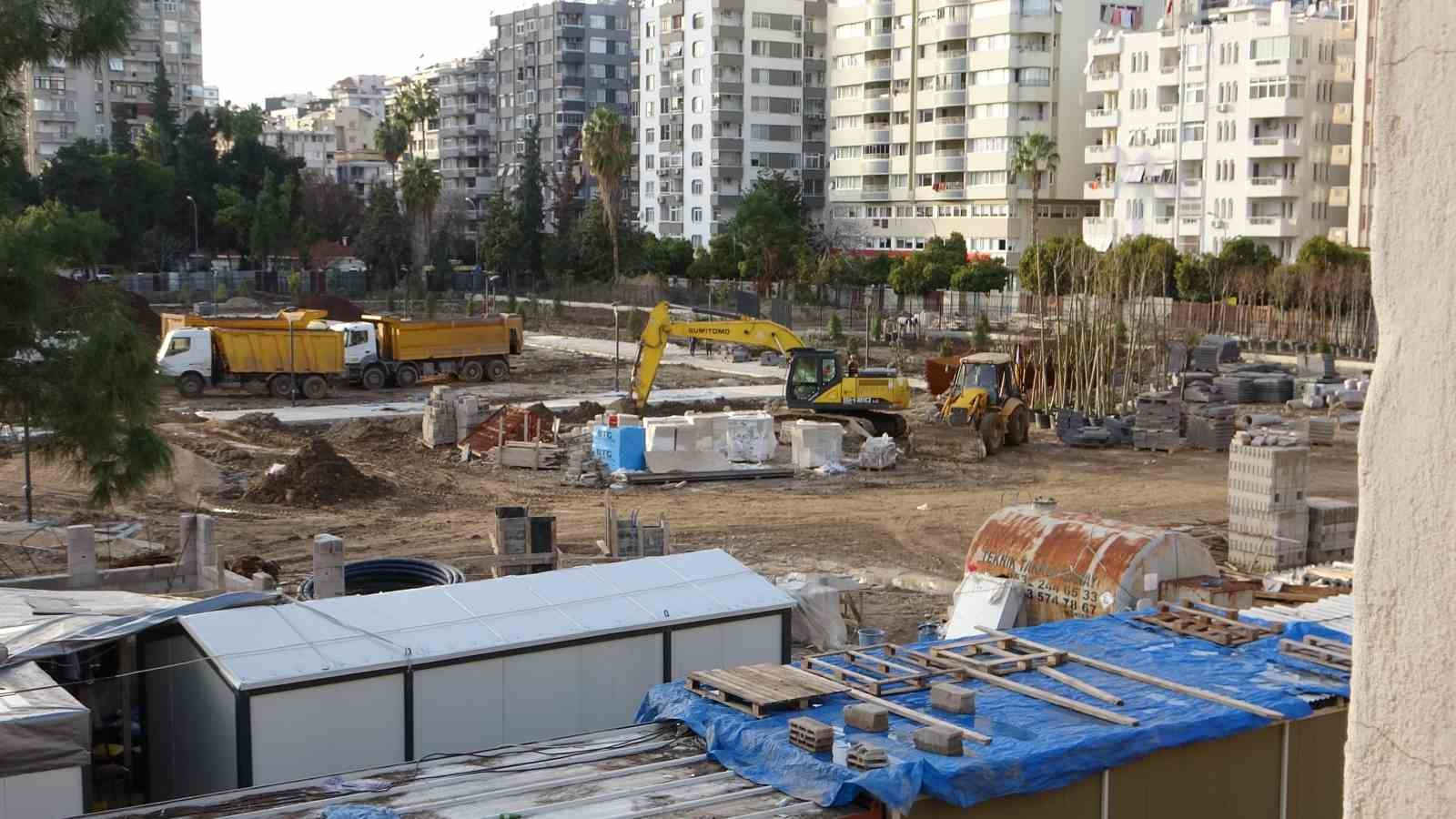 Adana’da 5 Ocak Stadyumu’nun yerinde başlayan Millet Bahçesi’nin yapımı sürüyor