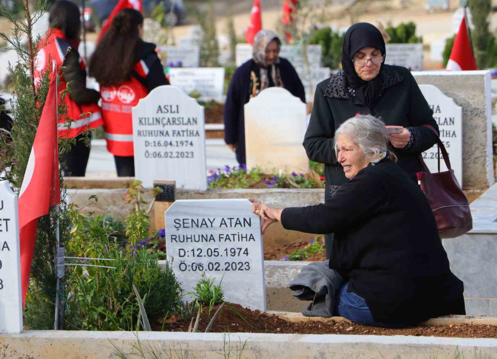 Adana'da mezarlıklarda gözyaşları sel oldu