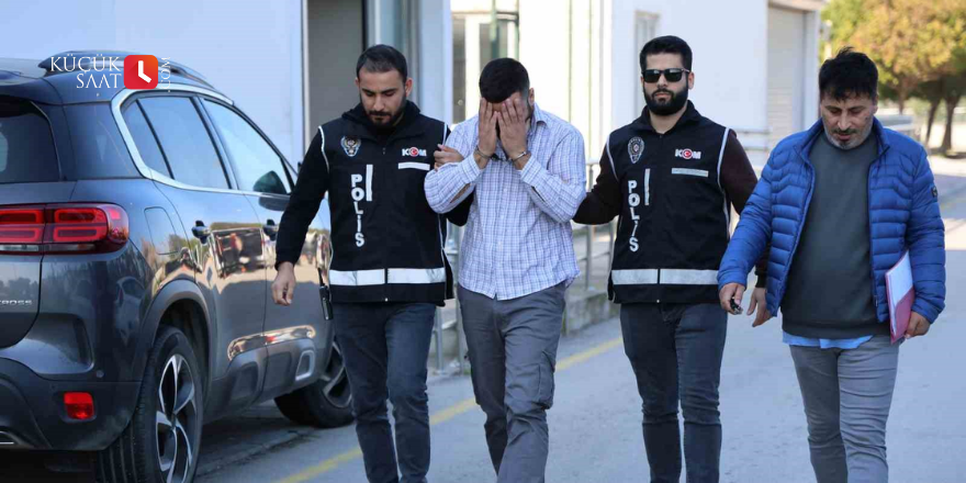 Sahte polis, kendisini durduran polislere “Hayırdır devrem” diyerek yakalandı