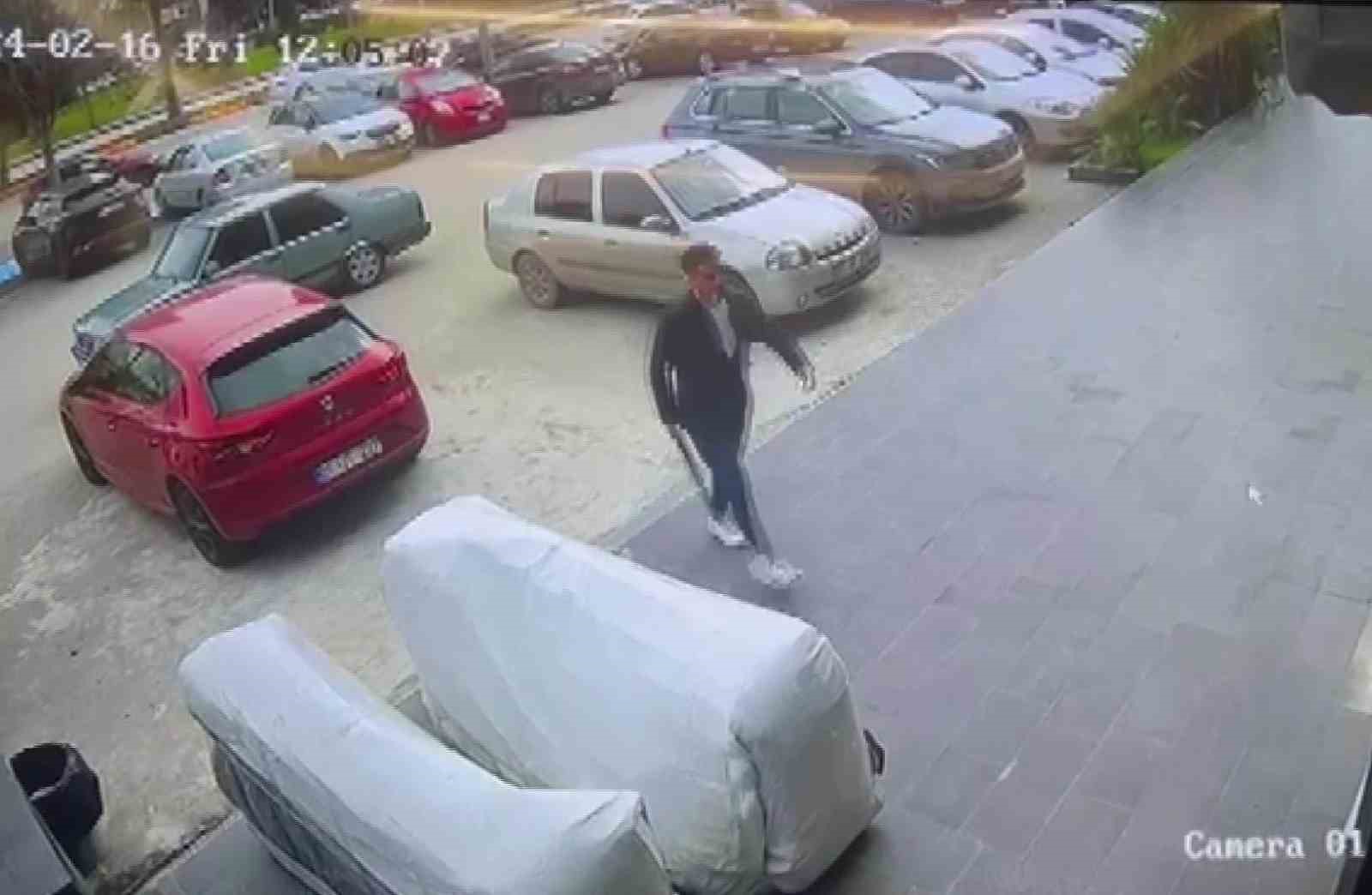 Adana'da kıskançlık krizine giren adam, eski eşini iş yerinde vurdu