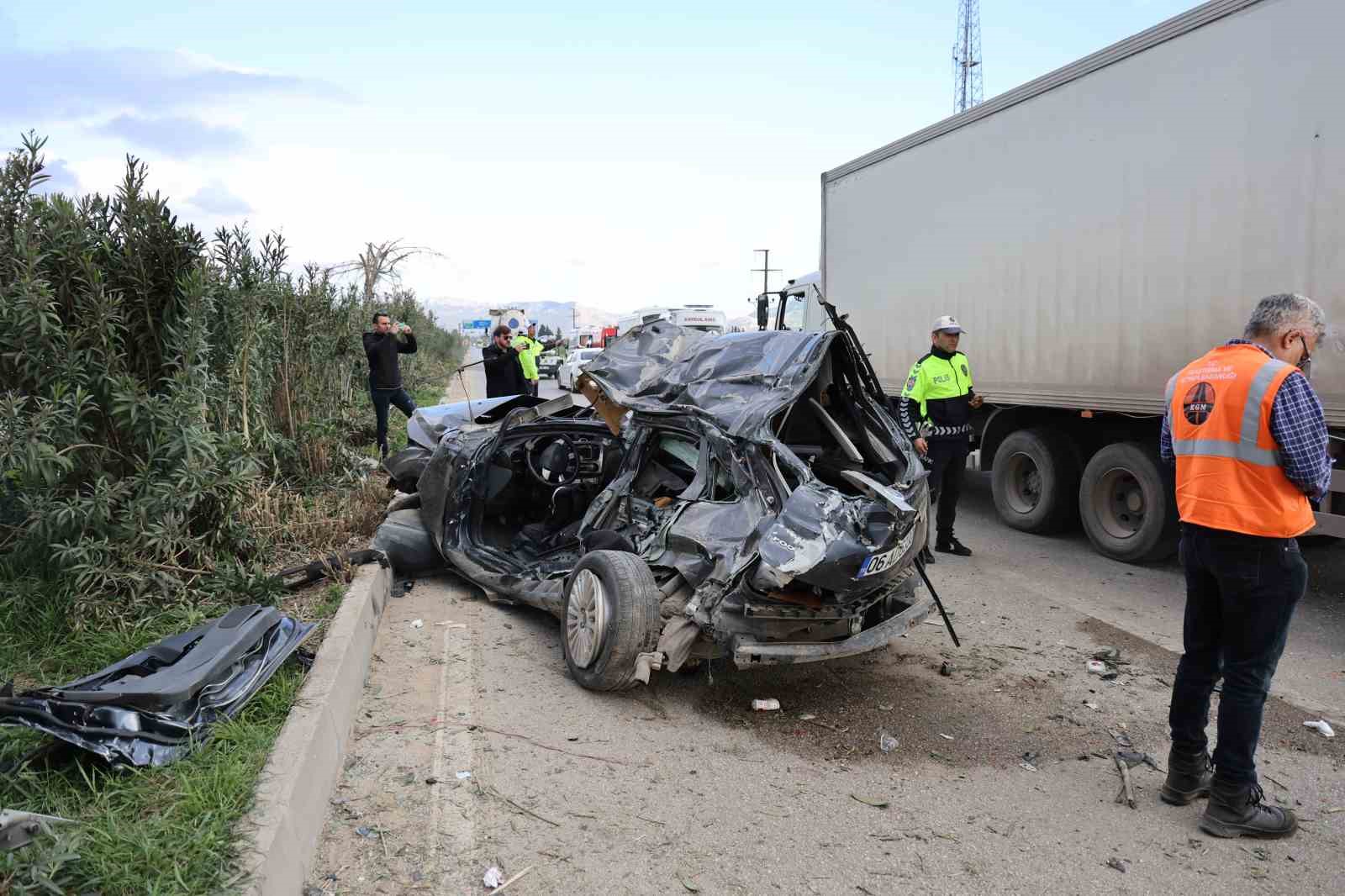 Adana’da otomobil karşı şeride geçip midibüse çarptı: 2 kişi öldü, 14 kişi yaralandı