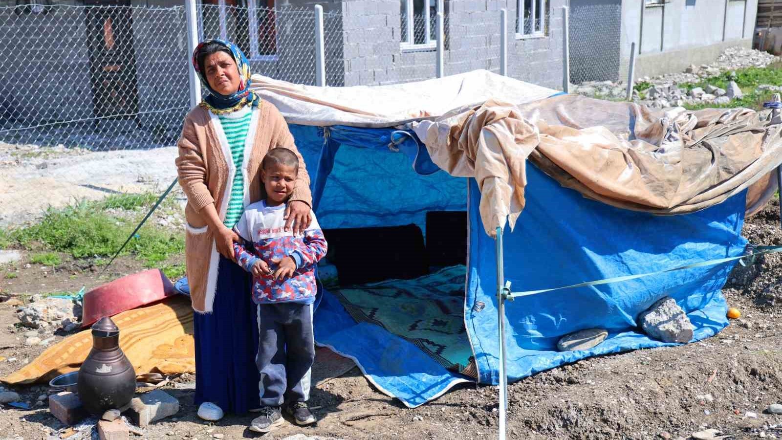 Uyuşturucu müptelası koca, ailesini sokağa attı