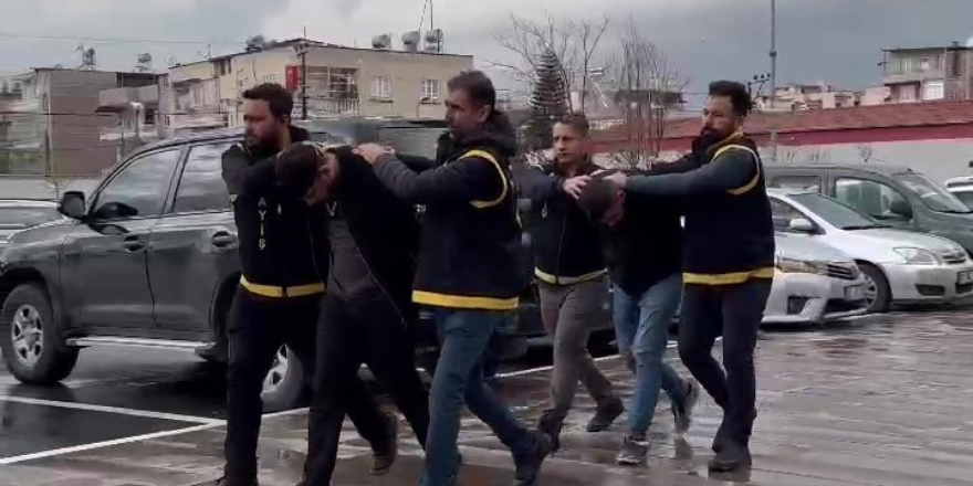 Adana'da silahla rehin alıp, mobil uygulamadan 200 bin TL gasp eden 2 kişi tutuklandı