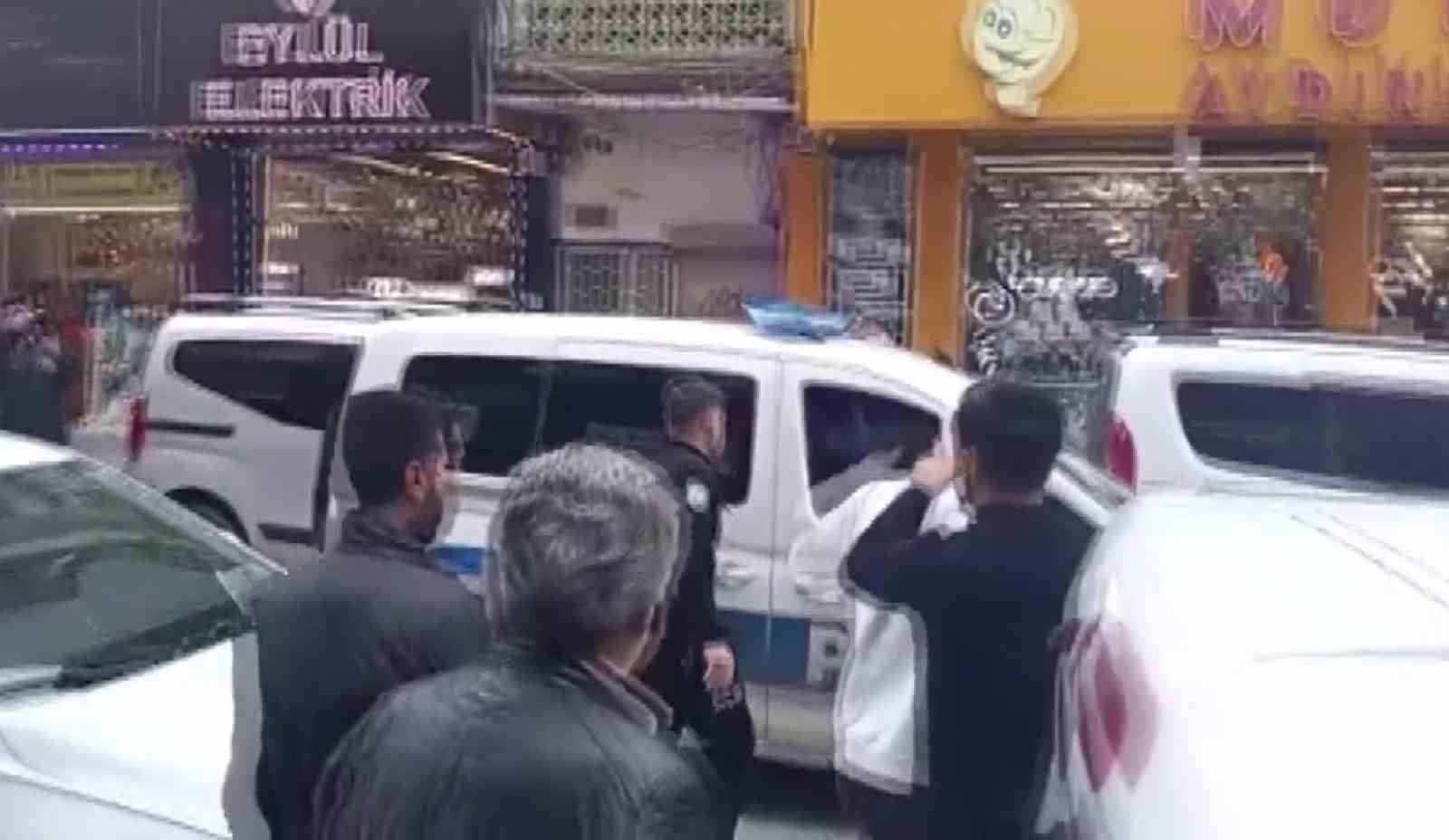 Adana'da DEM Parti il binası önünde zafer işareti gerginliği