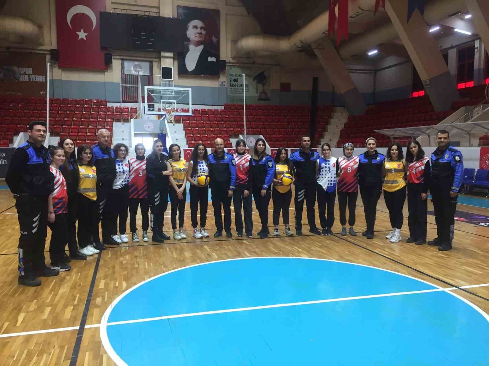 Polis ve voleybolculardan ‘Erik Dalı’ eşliğinde antrenman