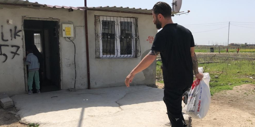 Her gün onlarca aileye yardım kolisi dağıtıyorlar