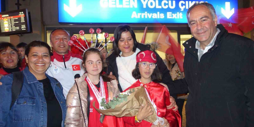 Dünya şampiyonu Selin Naz ve Nilsu’ya coşkulu karşılama