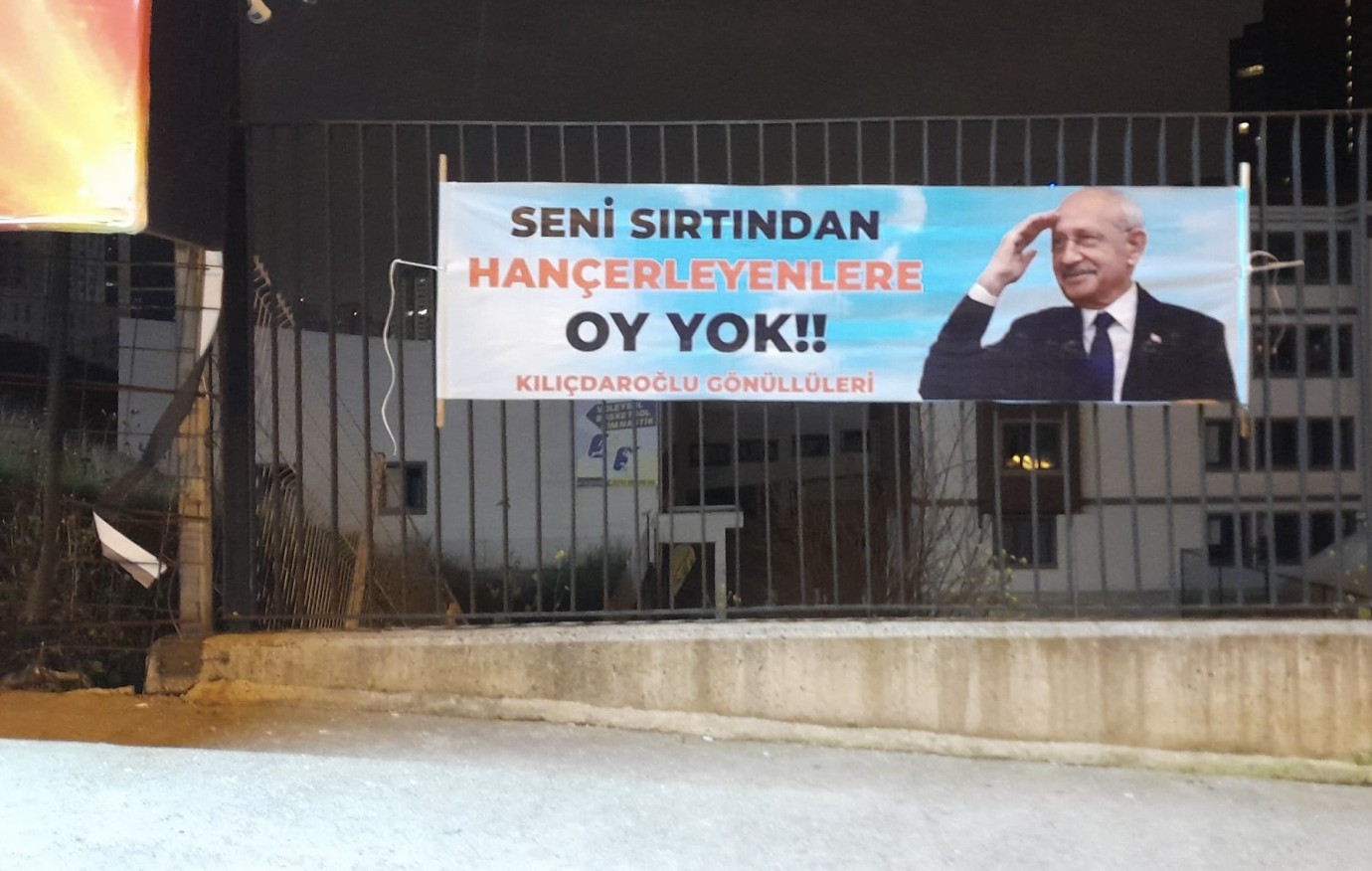 Adana siyasetinde korsan afiş dönemi