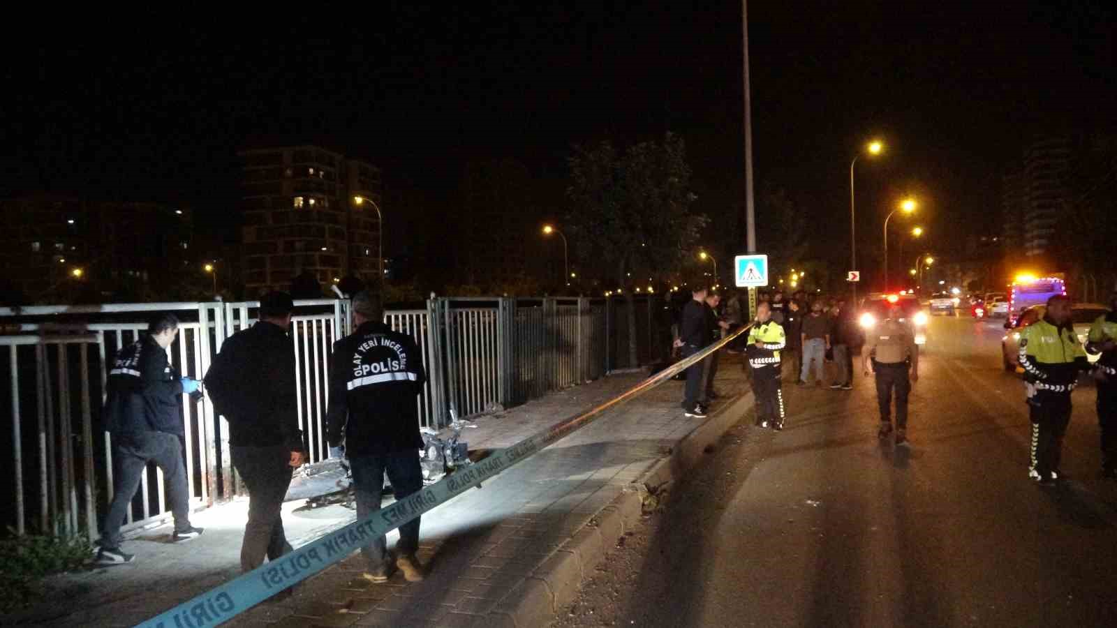 Adana’da feci kaza... Kontrolden çıkan motosiklet kaldırıma çarpıp sürüklendi: 2 kişi öldü