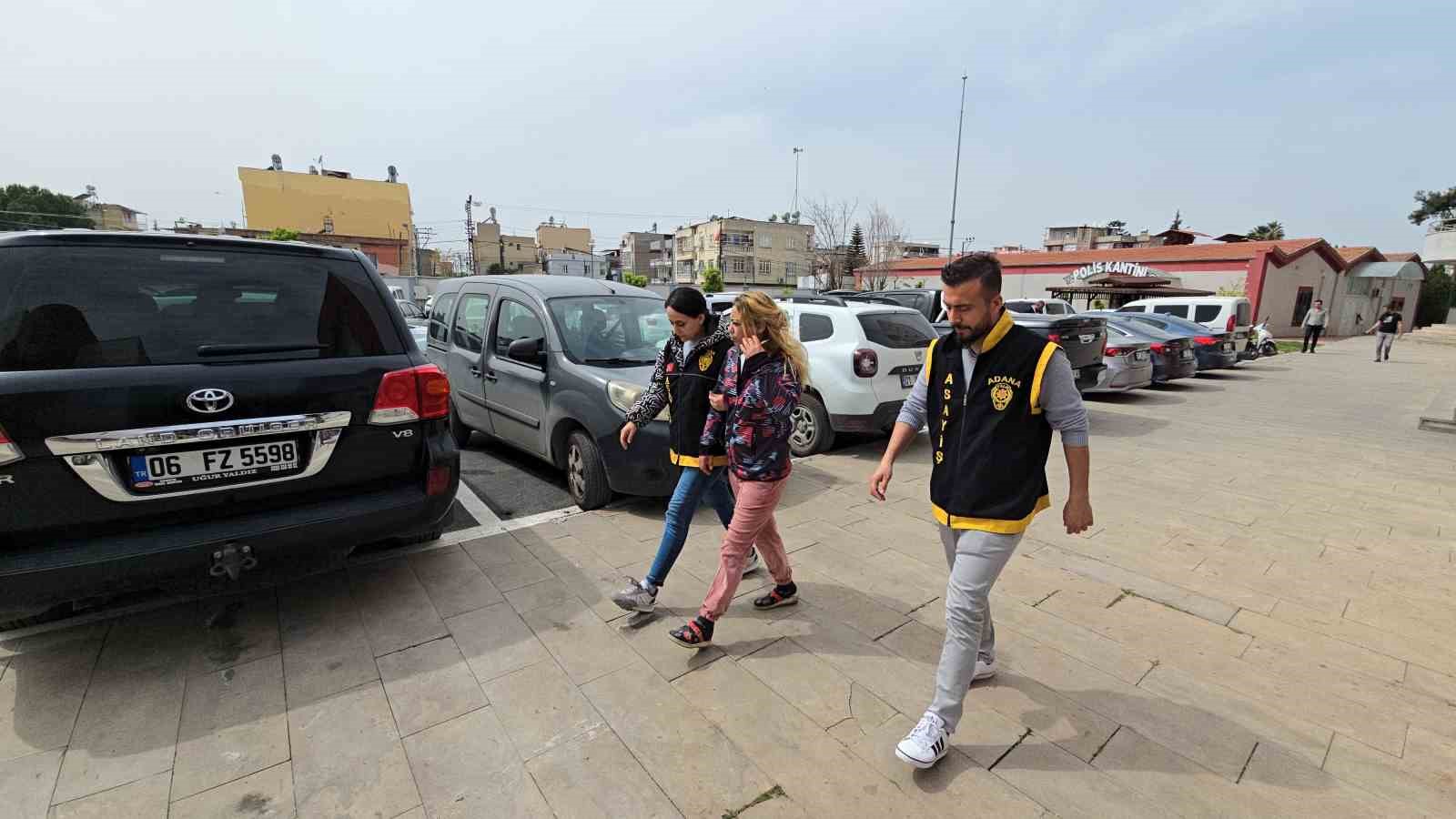 Çocuğuyla parkta ilgilenen annenin 420 gram altınını çalan kadın tutuklandı