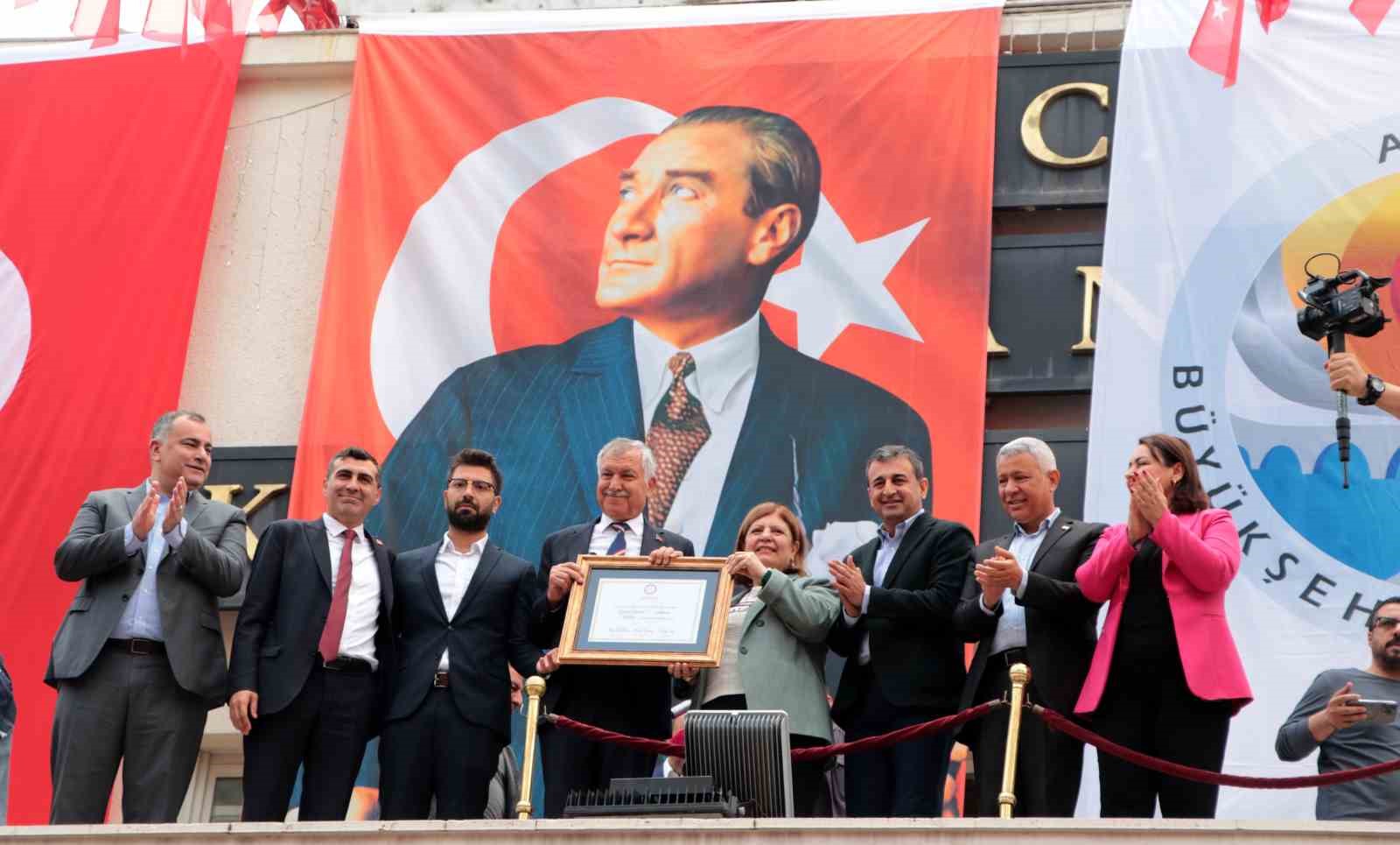 Adana’da yeniden seçilen Zeydan Karalar, mazbatasını aldı