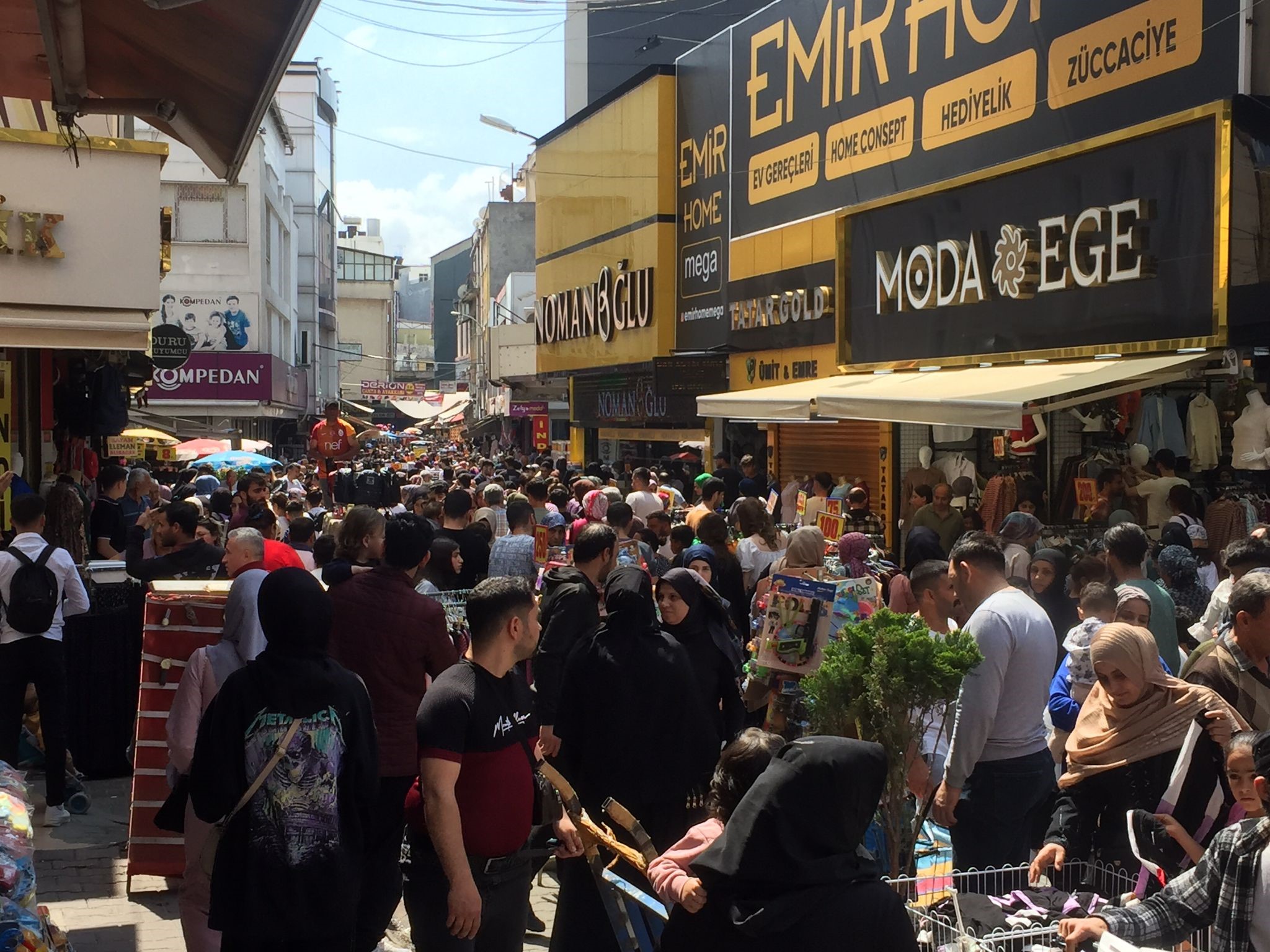 Adana’da vatandaşlar bayram öncesi alışverişe akın etti